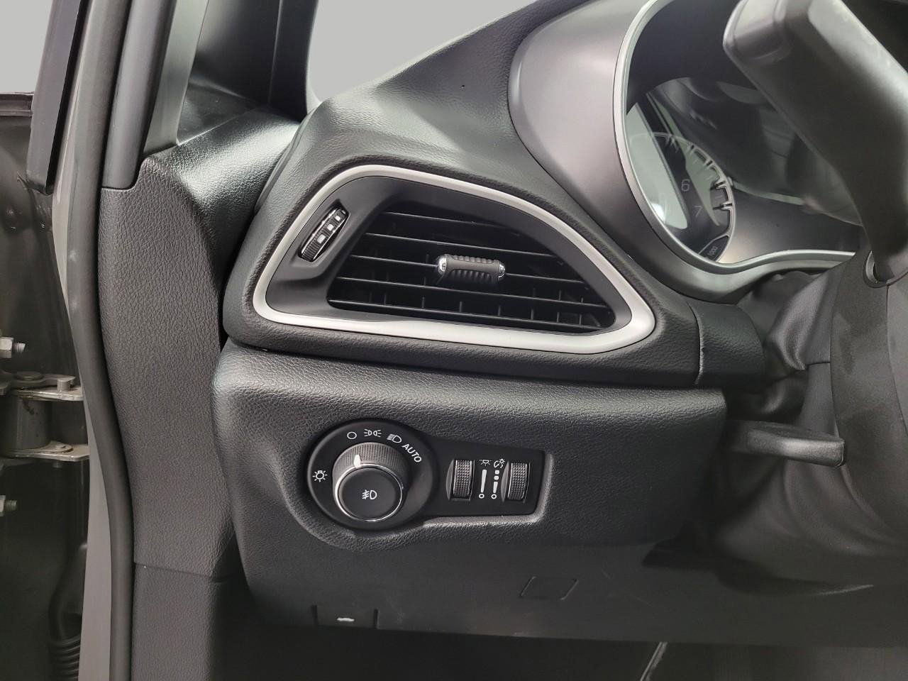 Used 2025 Chrysler Pacifica Select image 12