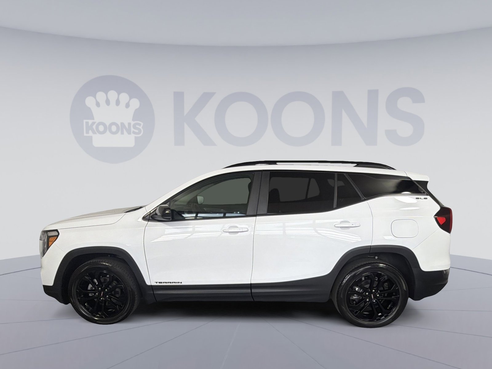 Used 2022 GMC Terrain SLE w/ Driver Convenience Package image 2