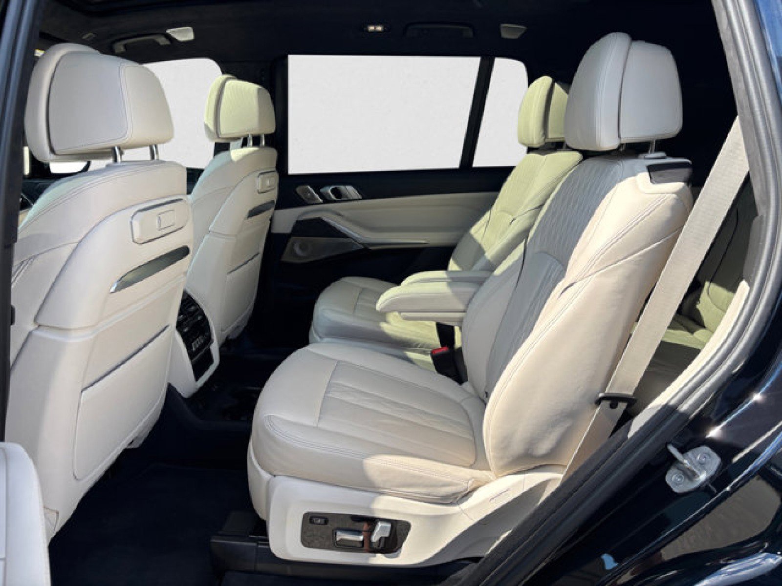 Used 2023 BMW X7 xDrive40i w/ Executive Package image 18