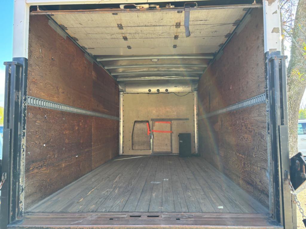 Used 2004 Ford E-350 and Econoline 350 Super Duty RWD image 8