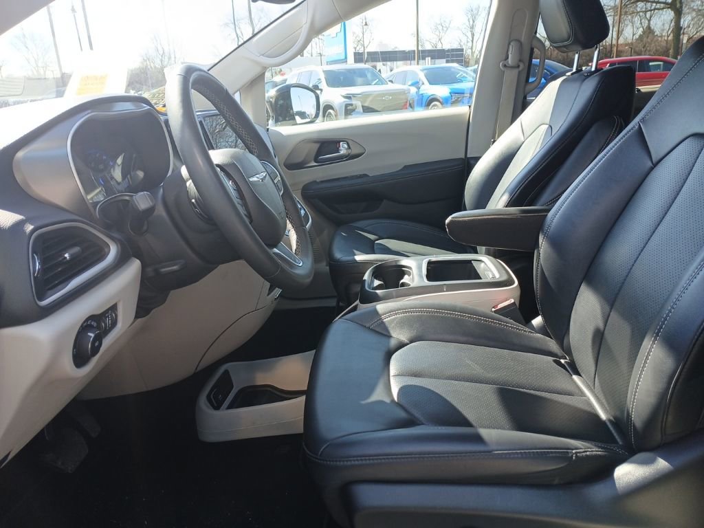 Used 2024 Chrysler Pacifica Touring-L image 16
