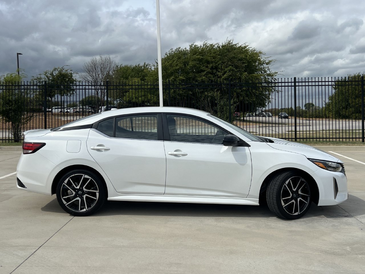 Used 2025 Nissan Sentra SR FWD image 3
