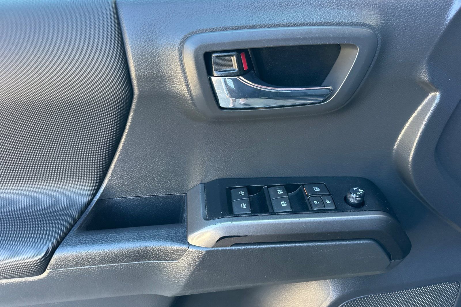 Used 2023 Toyota Tacoma TRD Sport w/ Black Out Package (TMS) image 11