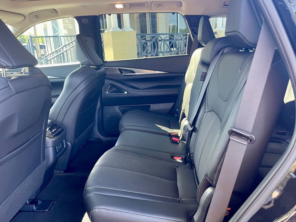 Used 2026 INFINITI QX60 Luxe w/ Cargo Package FWD image 12