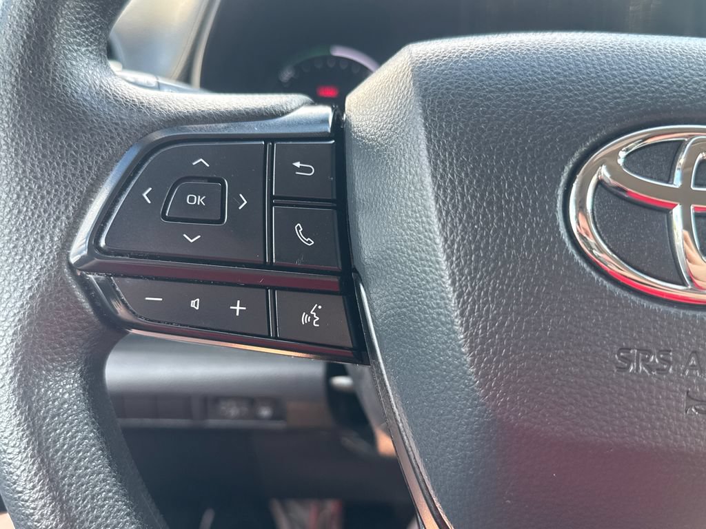 Used 2025 Toyota Sienna LE AWD/4WD image 21