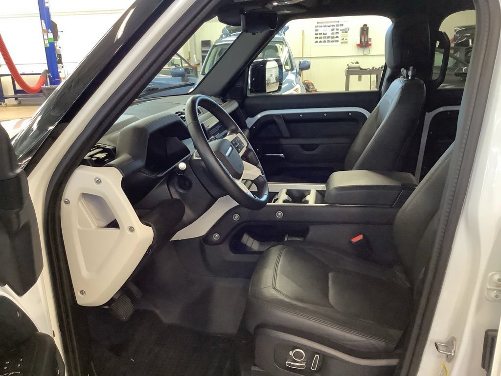 Used 2025 Land Rover Defender 130 X-Dynamic SE AWD/4WD image 18