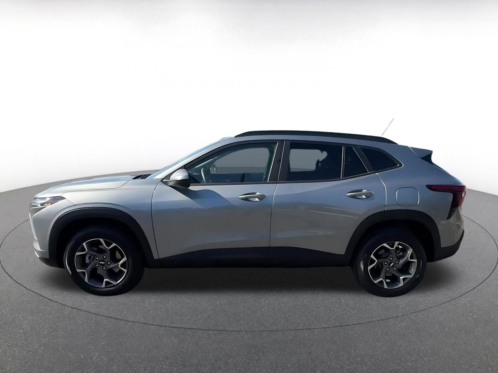 Used 2025 Chevrolet Trax LT FWD image 9