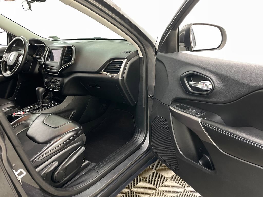 Used 2019 Jeep Cherokee Latitude Plus AWD/4WD image 33