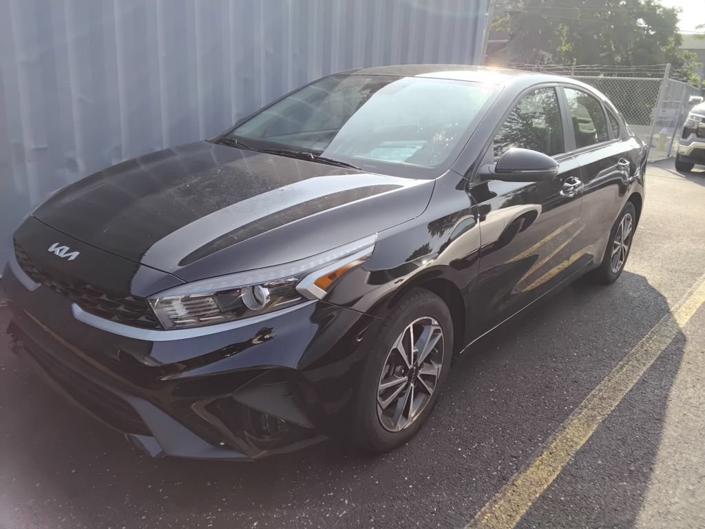 Used 2023 Kia Forte LXS w/ LXS Technology Package FWD image 2