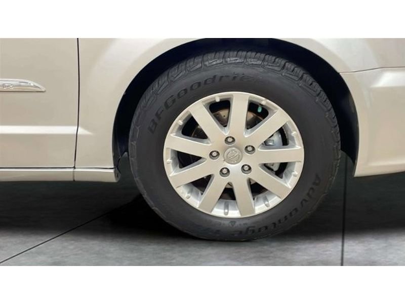 Used 2011 Chrysler Town & Country Touring-L w/ Entertainment Group #2 FWD image 20