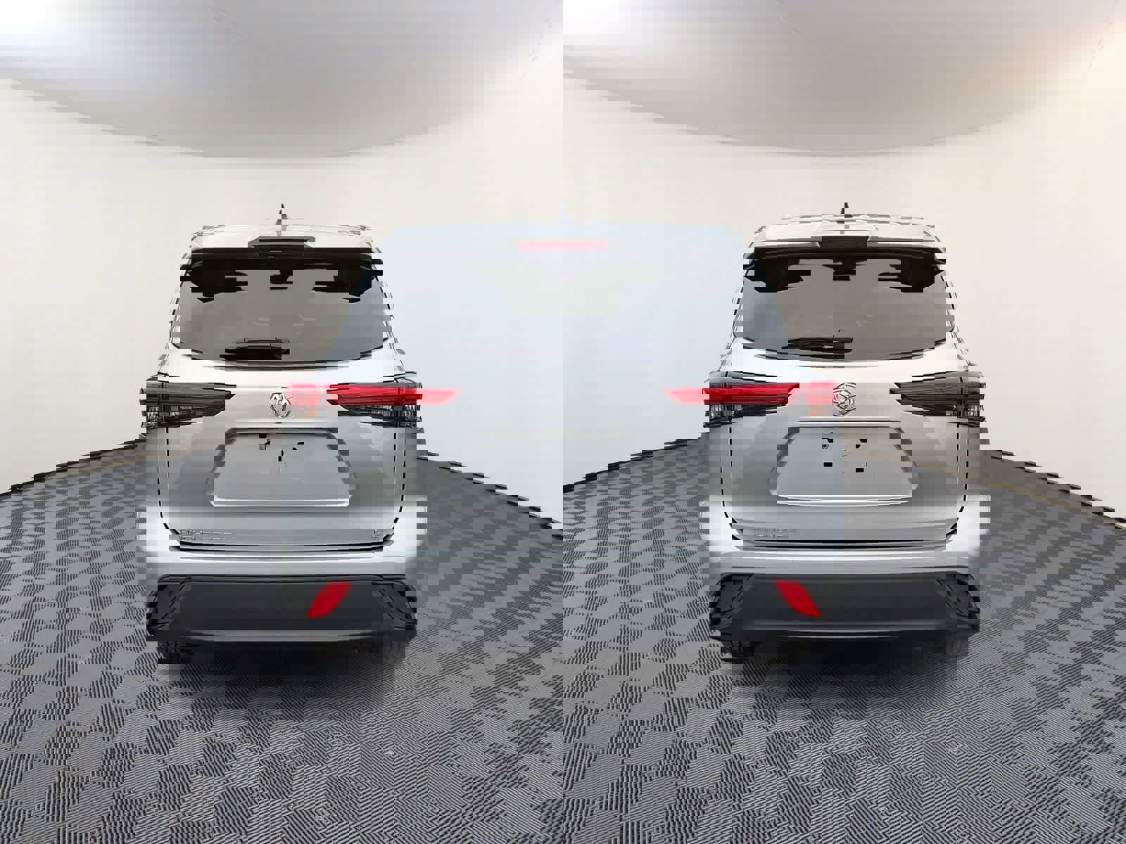 Used 2023 Toyota Highlander LE image 7