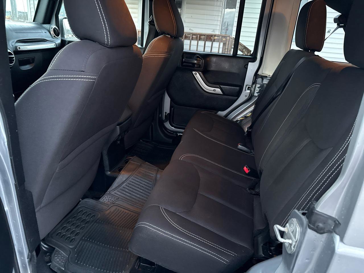Used 2015 Jeep Wrangler Unlimited Sahara w/ Connectivity Group AWD/4WD image 12