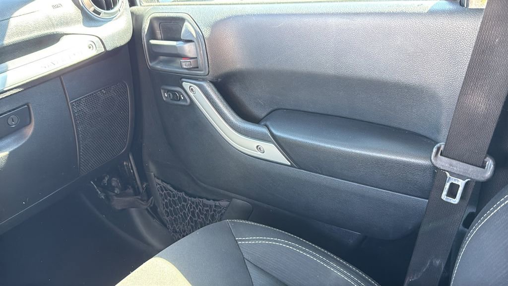 Used 2018 Jeep Wrangler Unlimited Sahara image 29