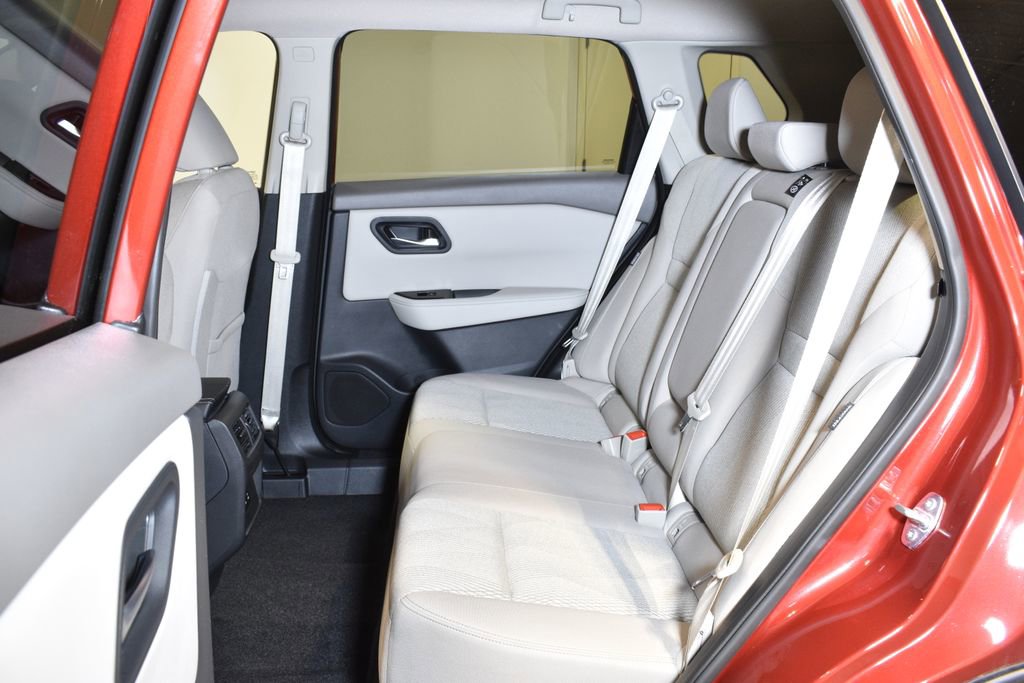 Used 2025 Nissan Rogue SV image 27