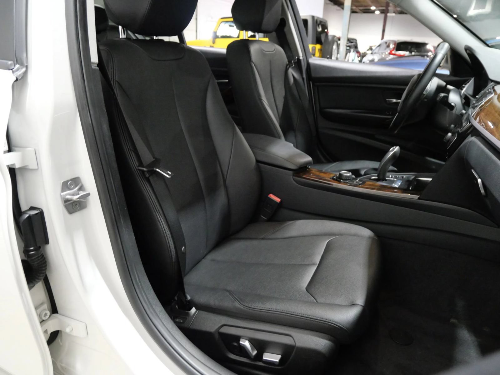 Used 2016 BMW 320i xDrive Sedan AWD/4WD image 14