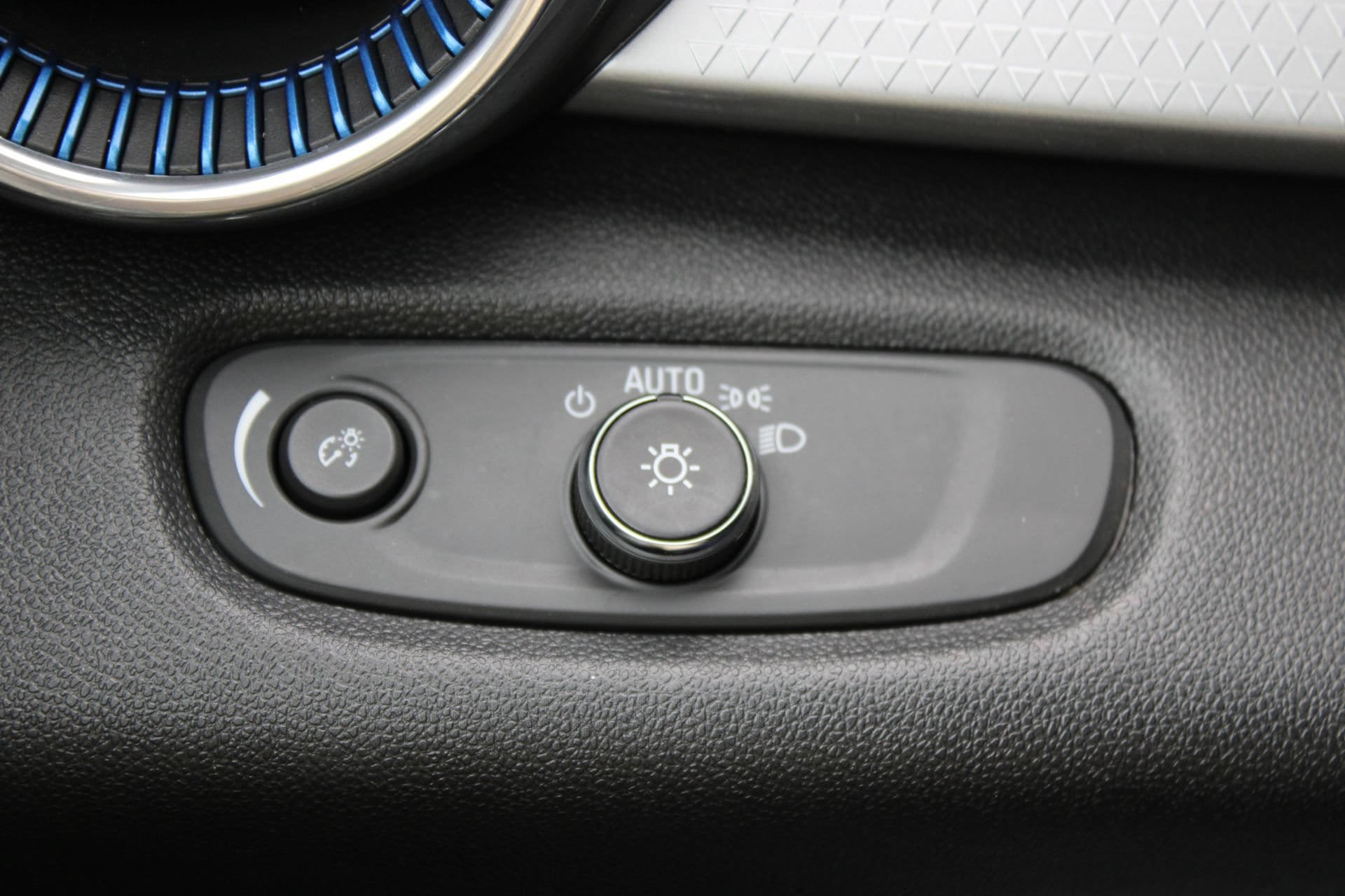 Used 2025 Chevrolet Trax LT FWD image 26