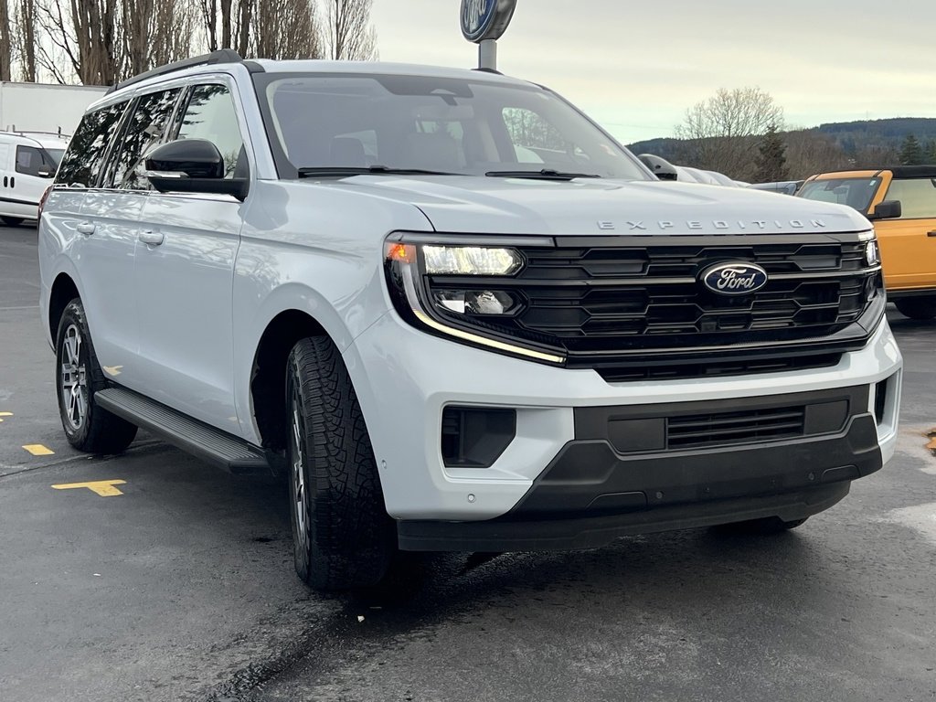 Certified 2025 Ford Expedition Active image 3