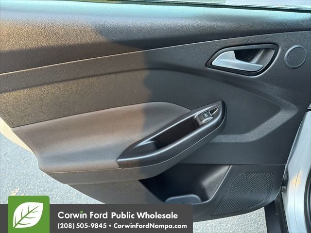 Used 2012 Ford Focus Titanium w/ SEL/Titanium Winter Pkg image 27