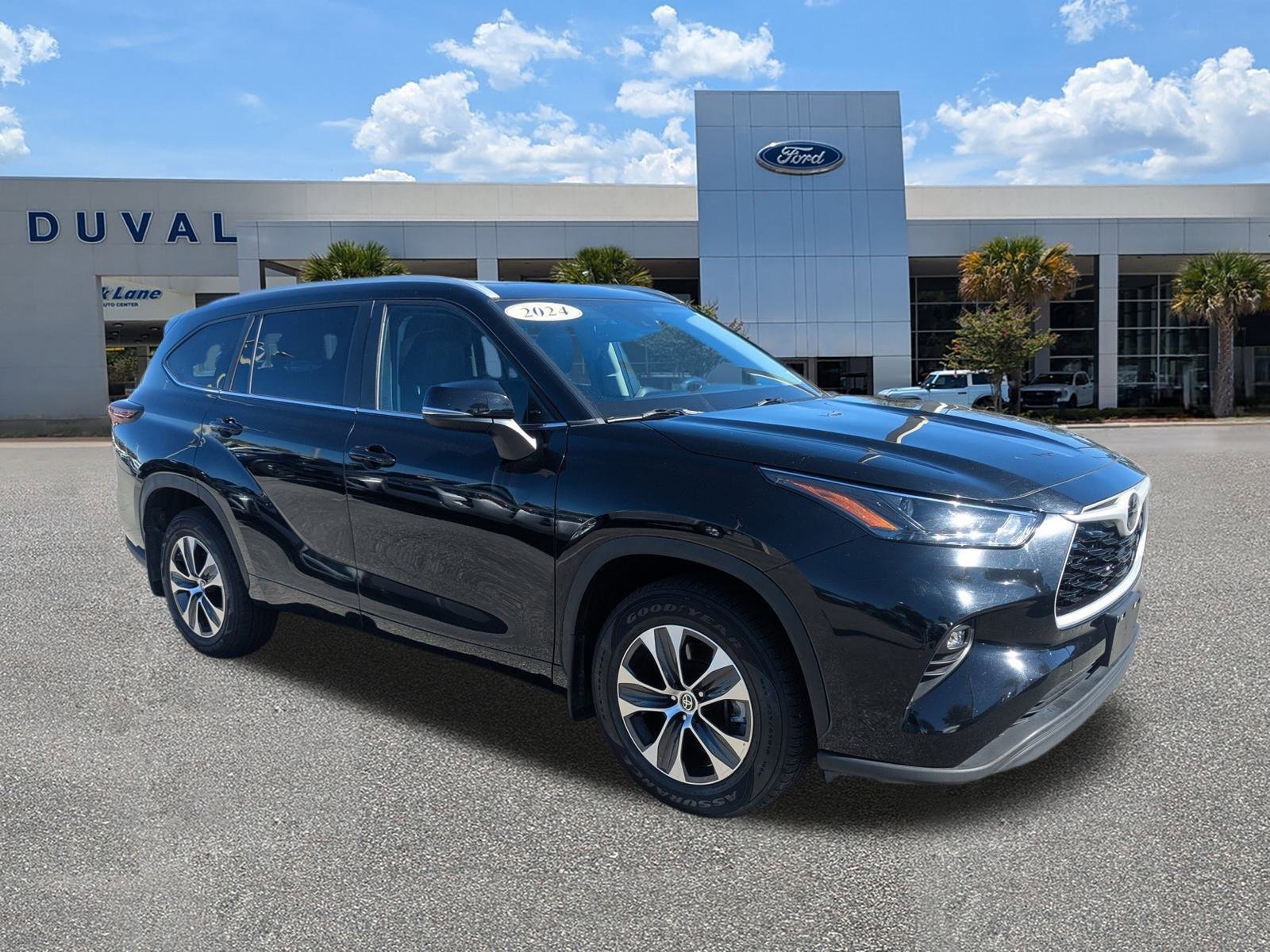 Used 2024 Toyota Highlander XLE image 2