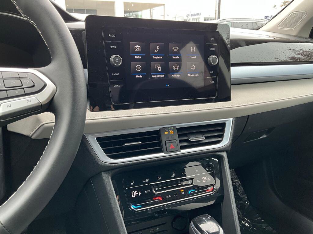 New 2026 Volkswagen Taos SE image 18