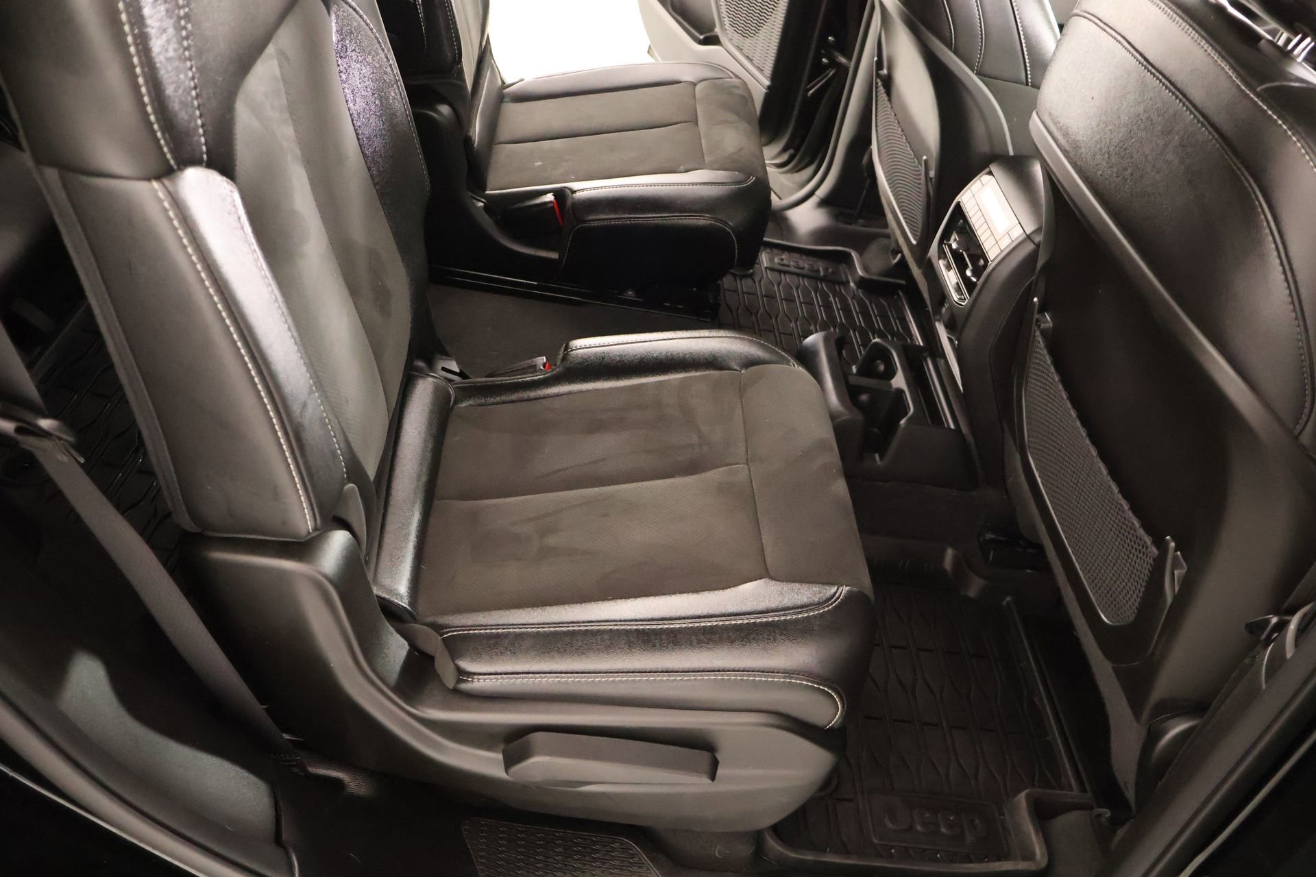 Used 2024 Jeep Grand Cherokee L Altitude RWD image 15