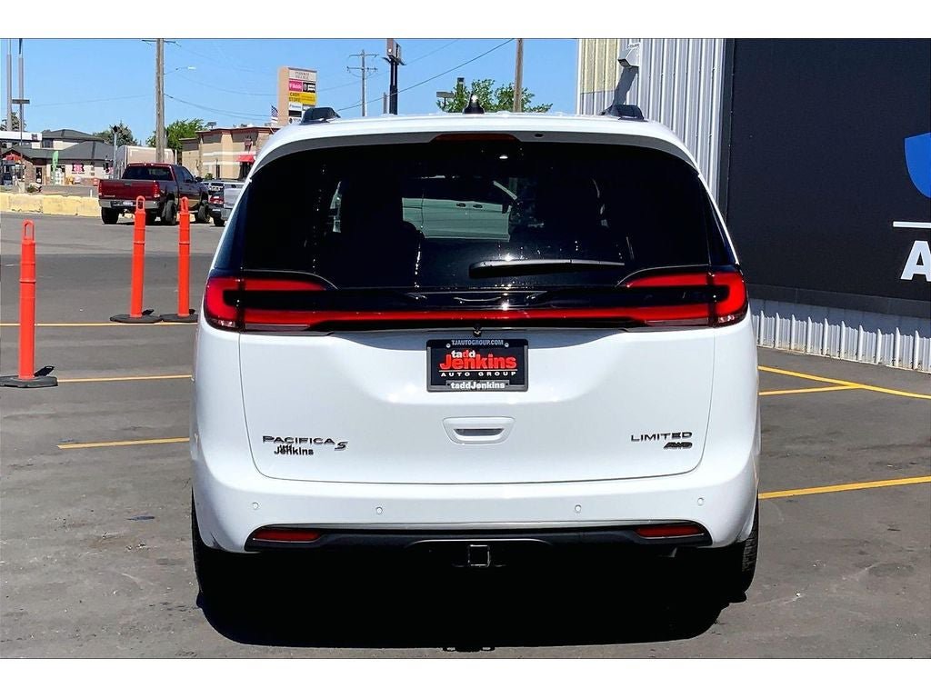 New 2027 Chrysler Pacifica Limited AWD/4WD image 4
