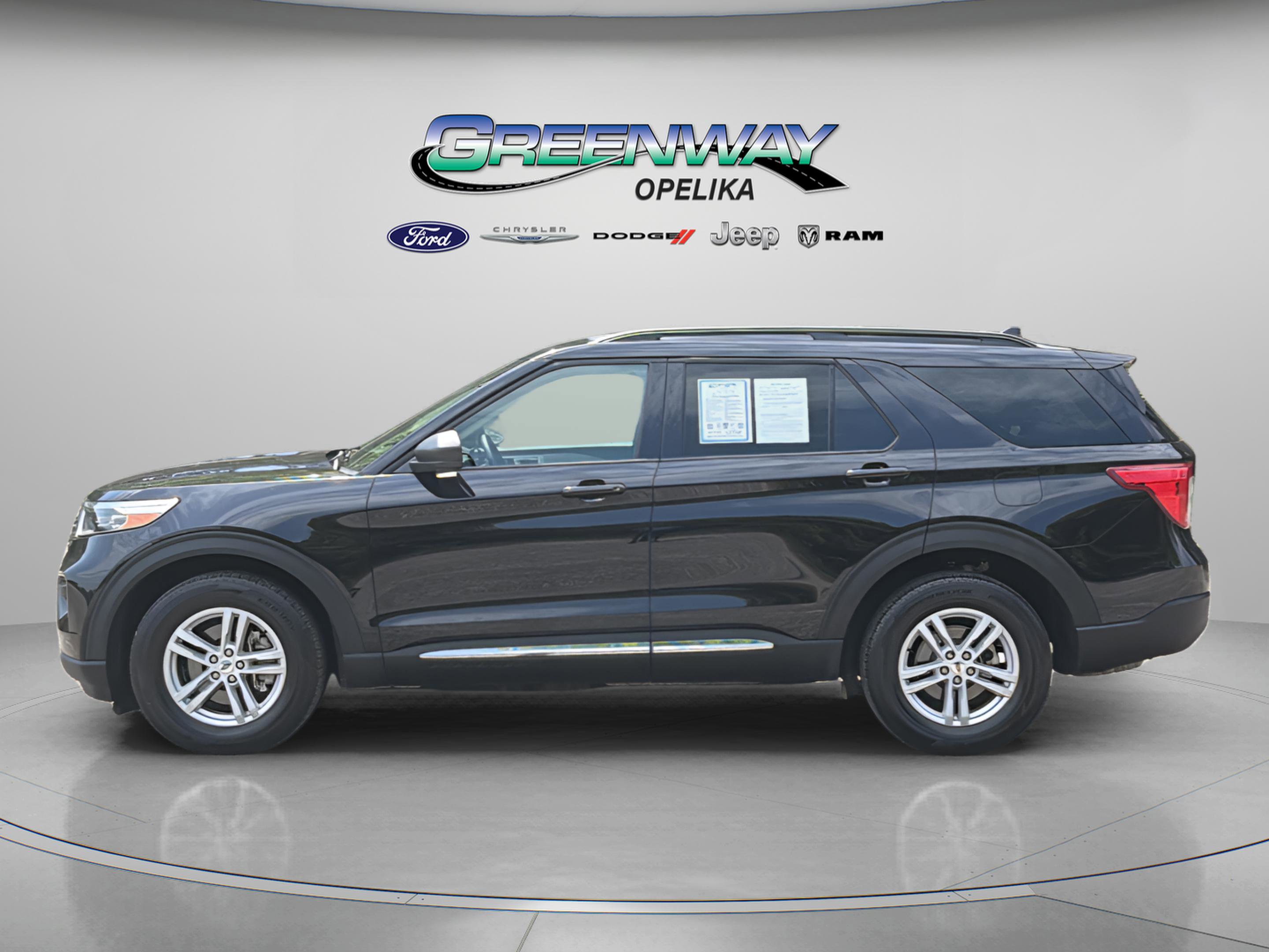 Used 2024 Ford Explorer XLT AWD/4WD image 4