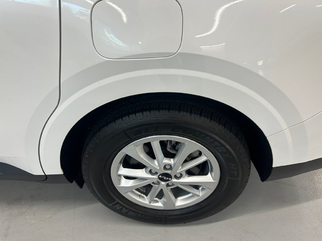 Used 2022 Kia Carnival LX FWD image 23