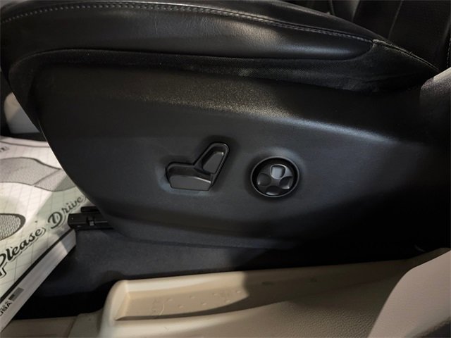 Used 2023 Chrysler Pacifica Touring-L image 11