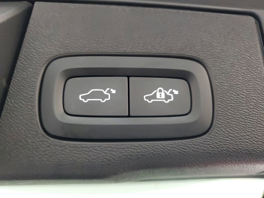 Used 2023 Volvo XC60 B5 Plus image 12