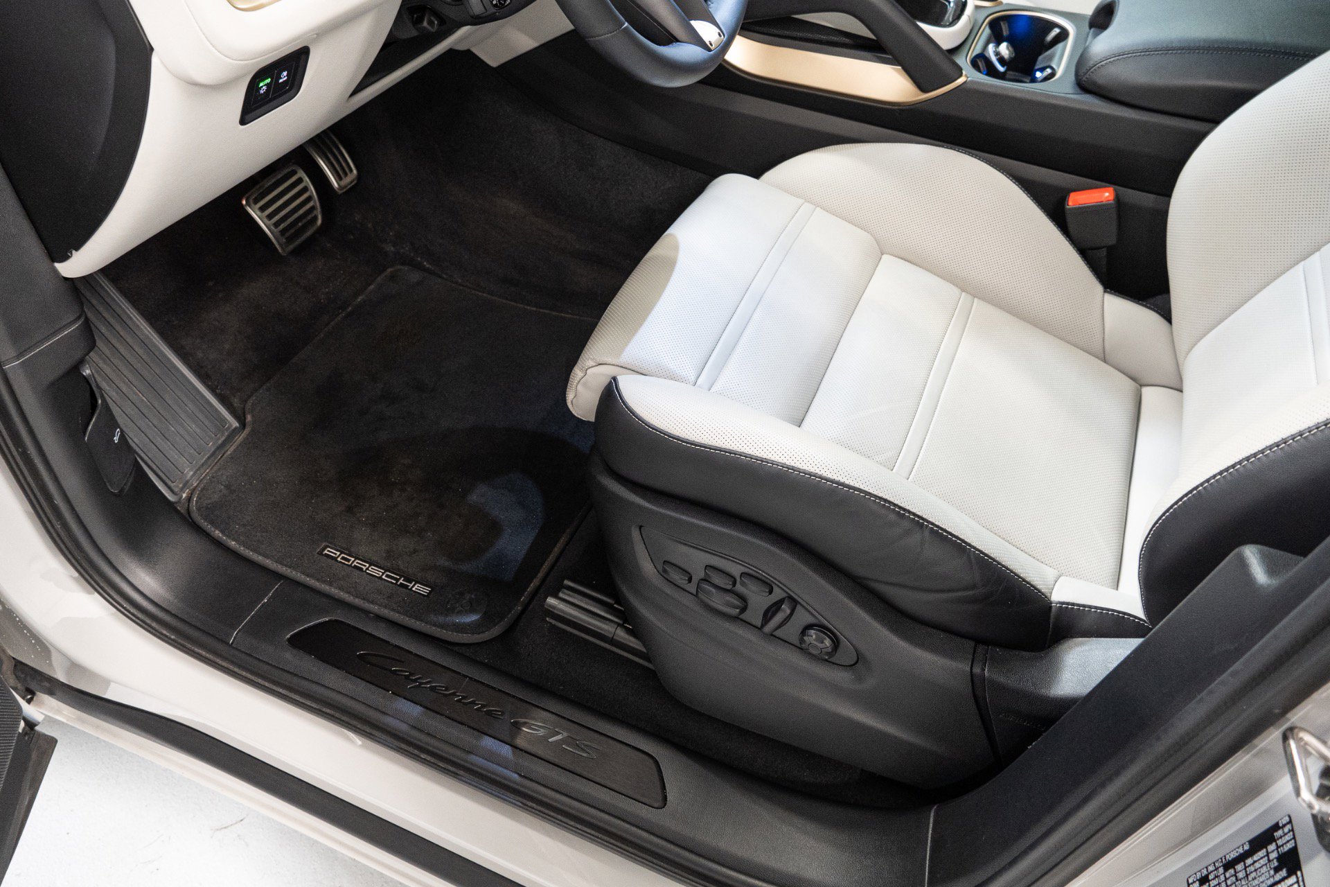 Used 2025 Porsche Cayenne GTS image 15