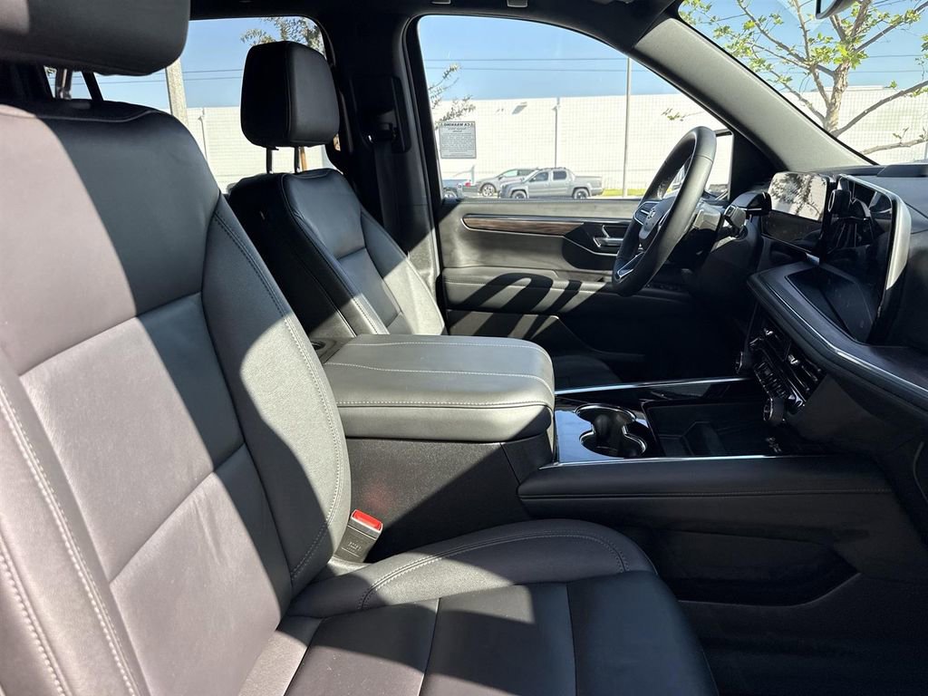 Used 2025 Chevrolet Suburban Z71 image 26