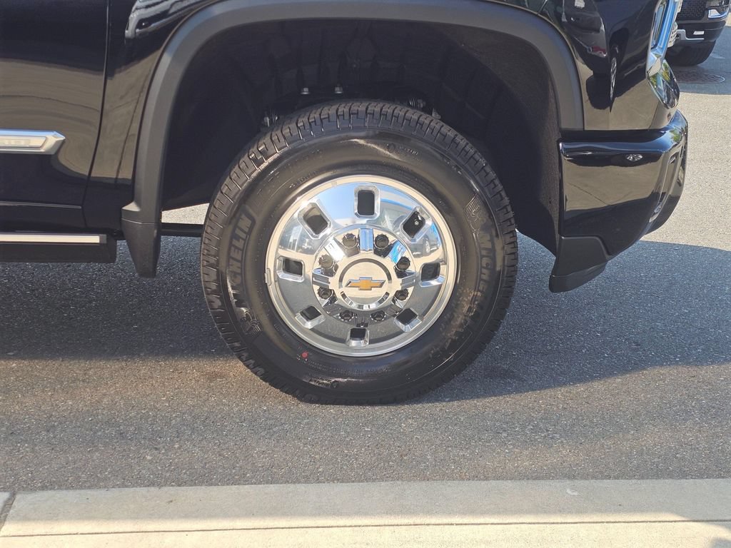 New 2026 Chevrolet Silverado 3500 High Country w/ High Country Premium Package AWD/4WD image 9