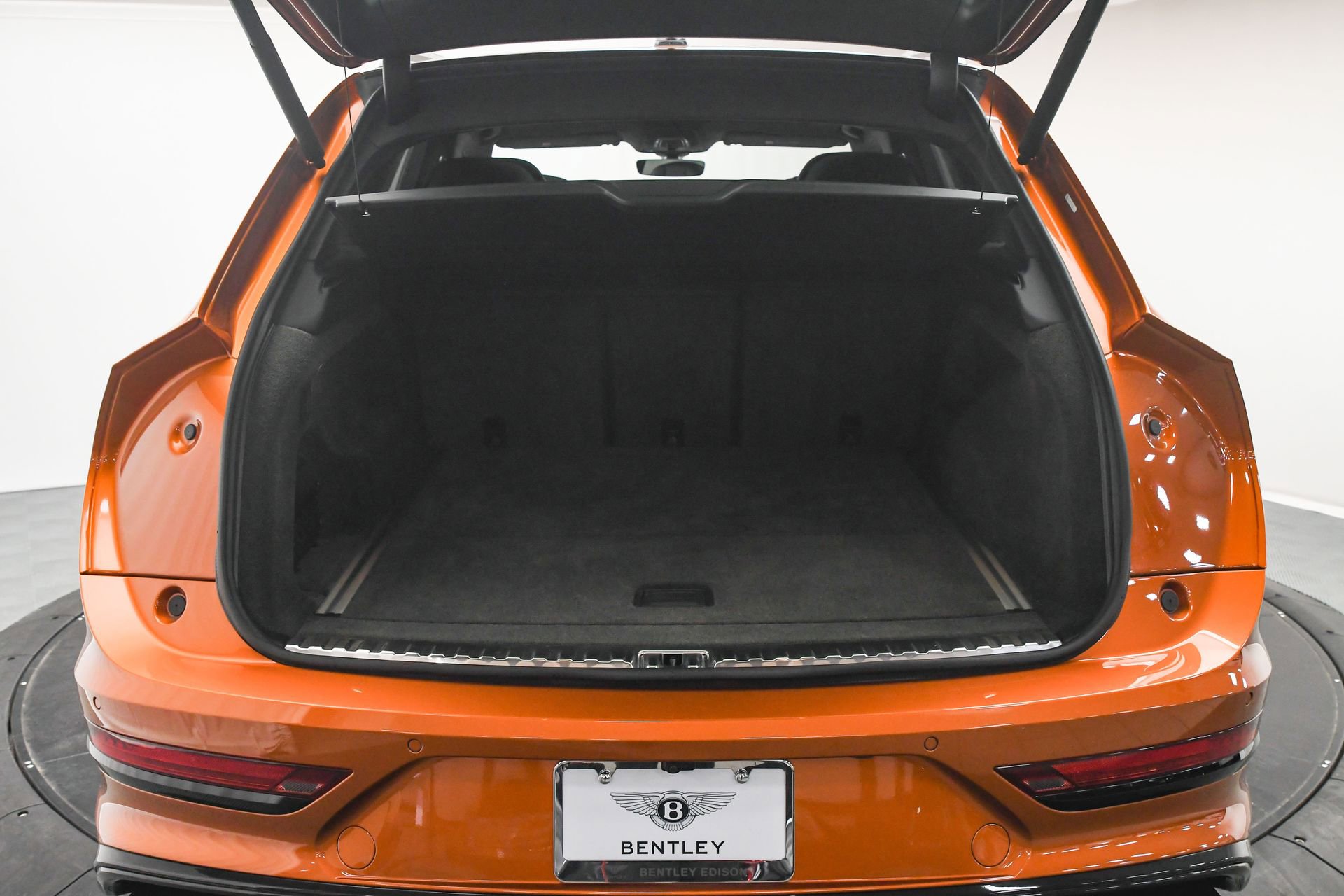 Certified 2022 Bentley Bentayga image 7