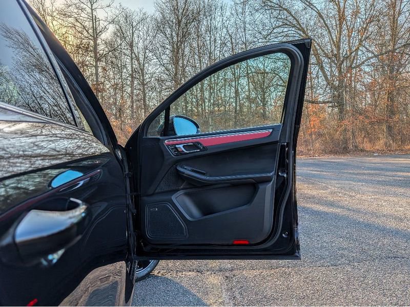 Used 2018 Porsche Macan Turbo image 13