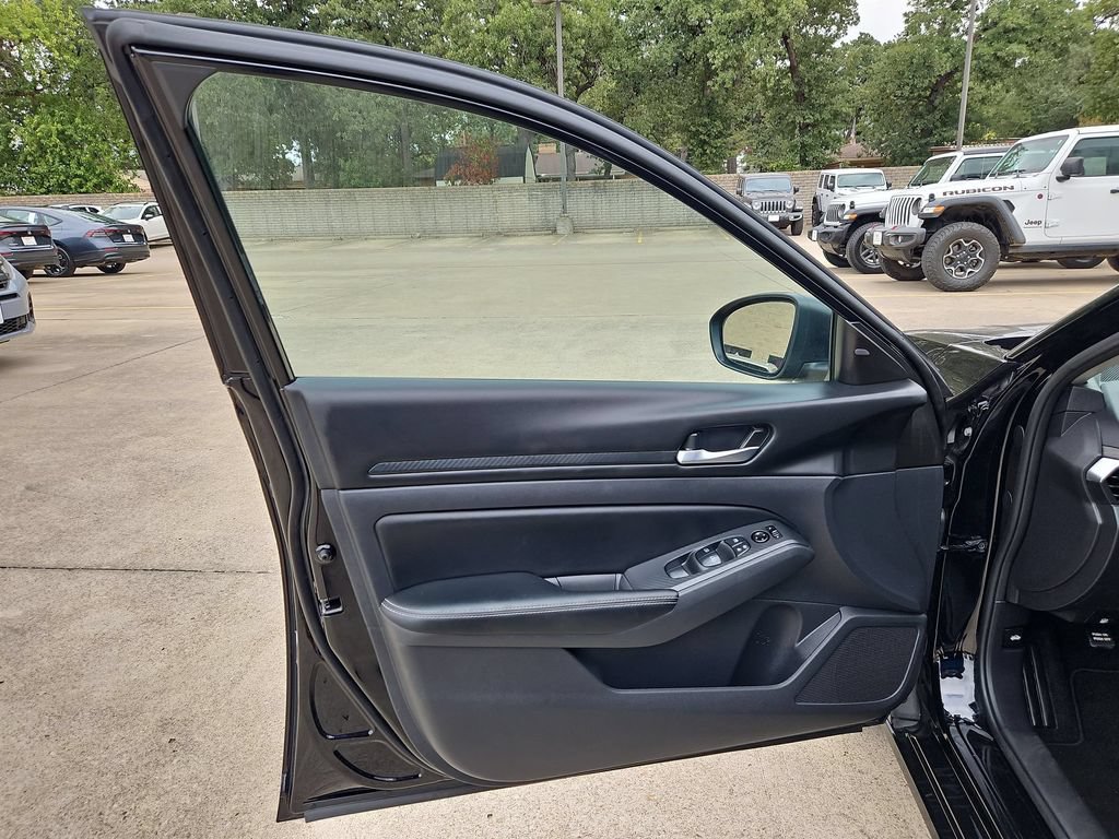 Used 2025 Nissan Altima 2.5 SV FWD image 11
