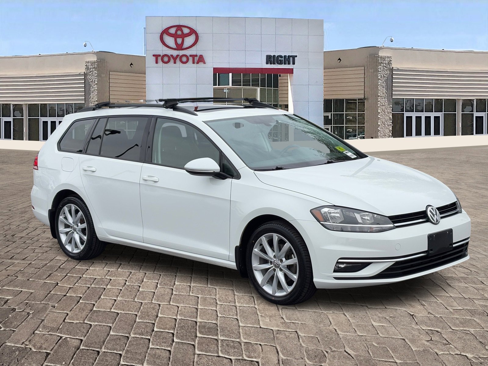 Used 2019 Volkswagen Golf S image 9