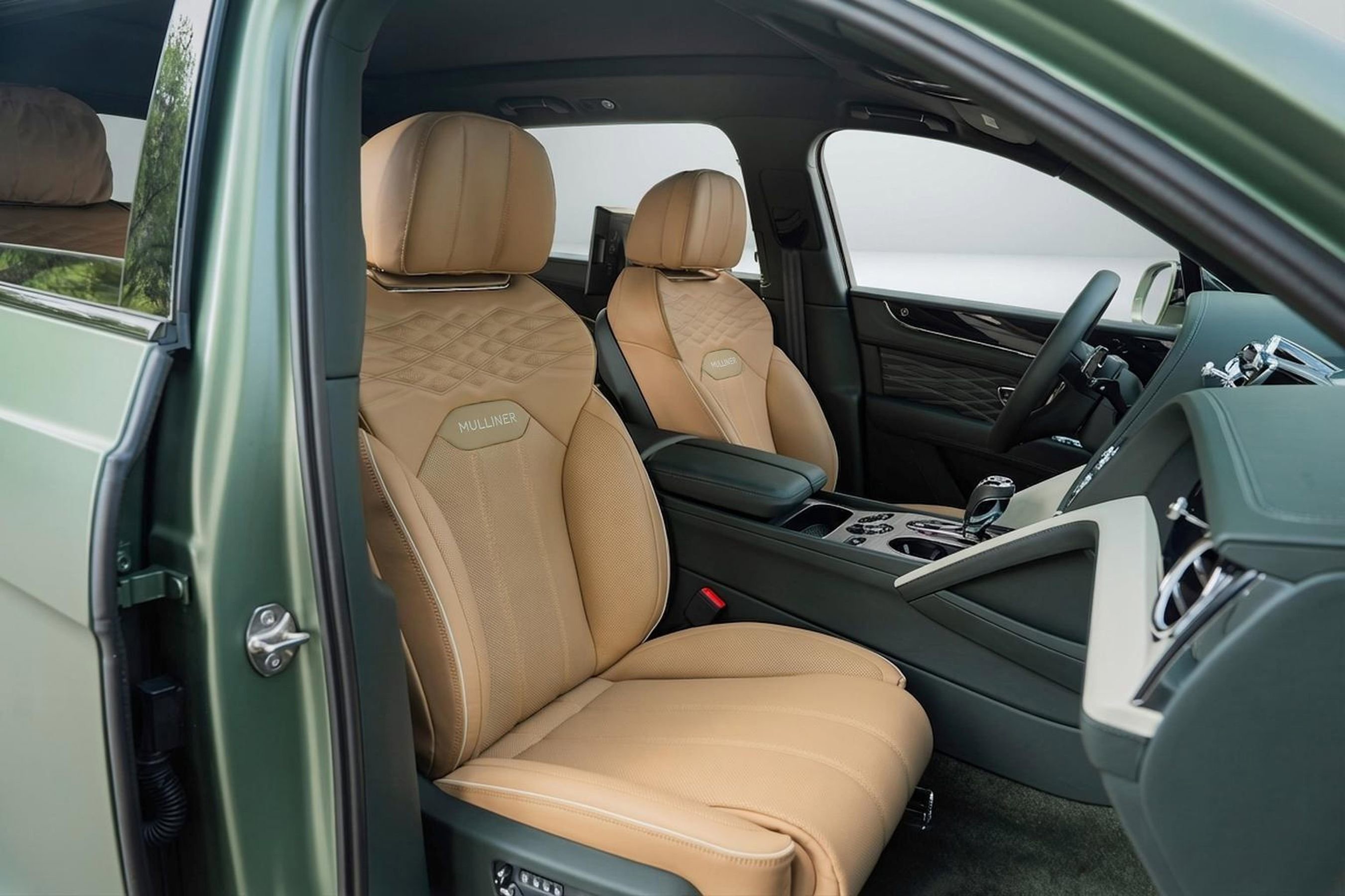 Used 2025 Bentley Bentayga Extended Wheelbase AWD/4WD image 21