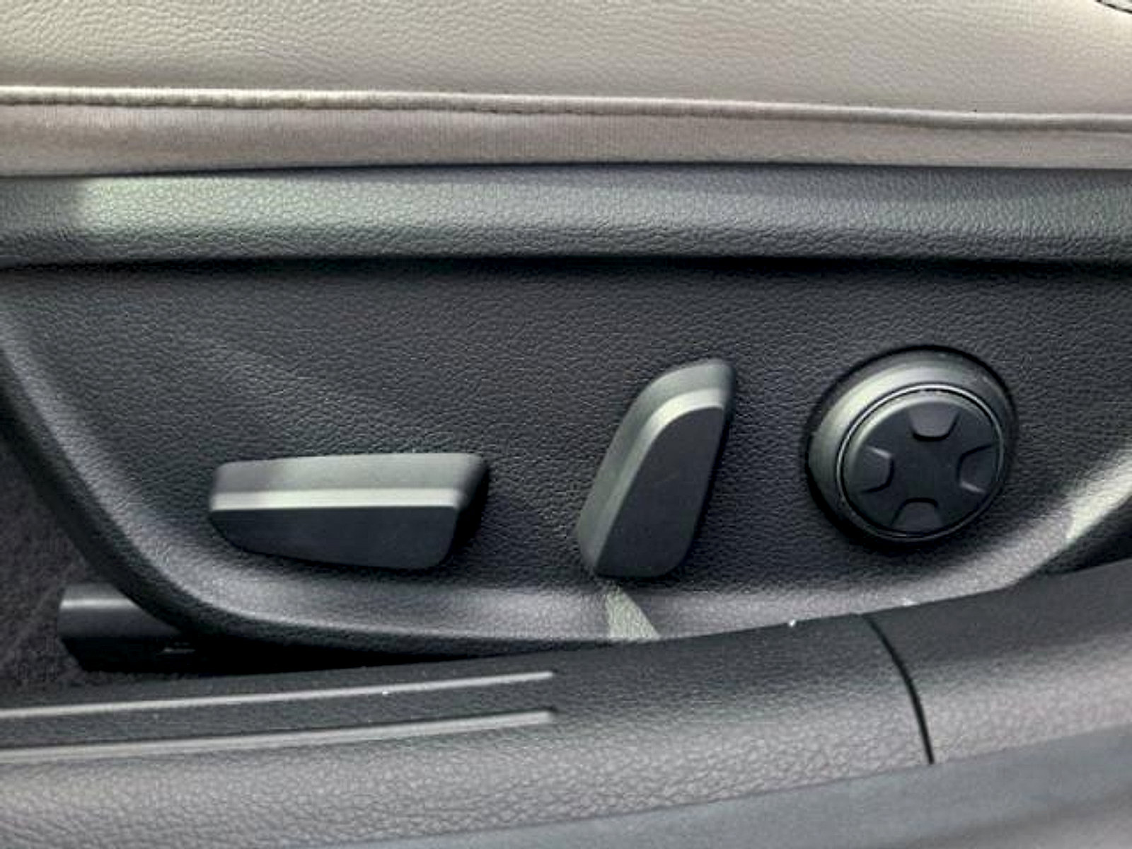 Used 2025 Genesis G70 2.5T RWD image 18