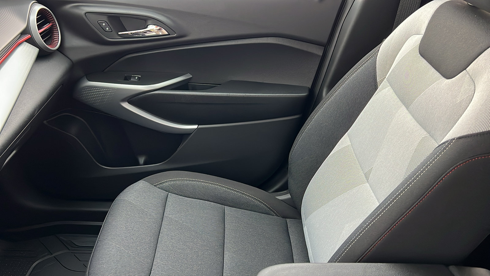 New 2026 Chevrolet Trax RS w/ Sunroof Package FWD image 18