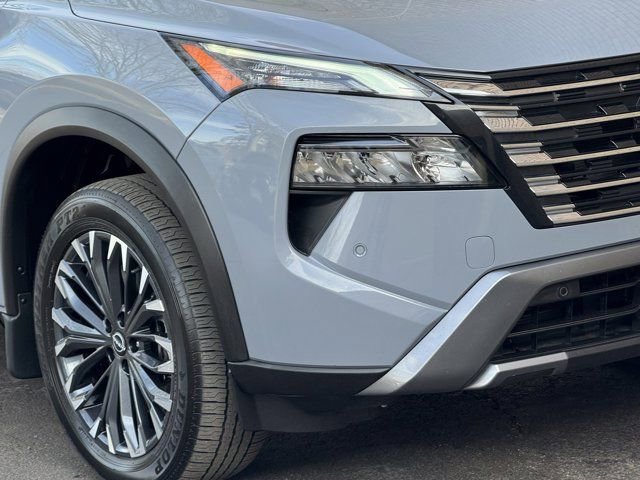 Used 2025 Nissan Rogue SL w/ Tech Package image 2