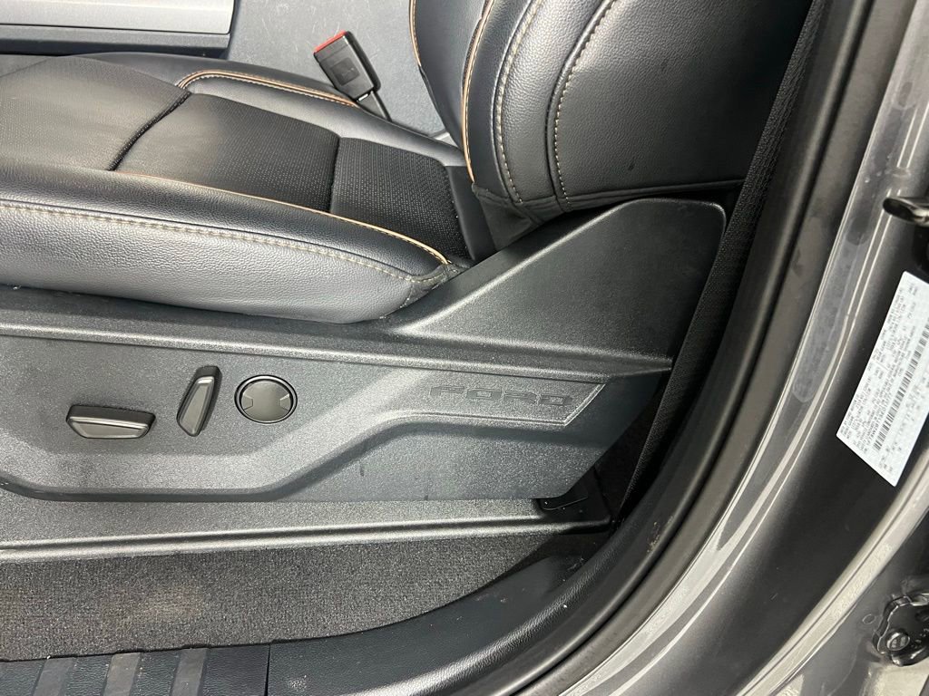 Used 2025 Ford F250 Lariat w/ Chrome Package image 24