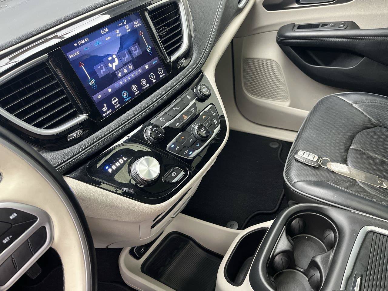 Used 2018 Chrysler Pacifica Limited FWD image 18