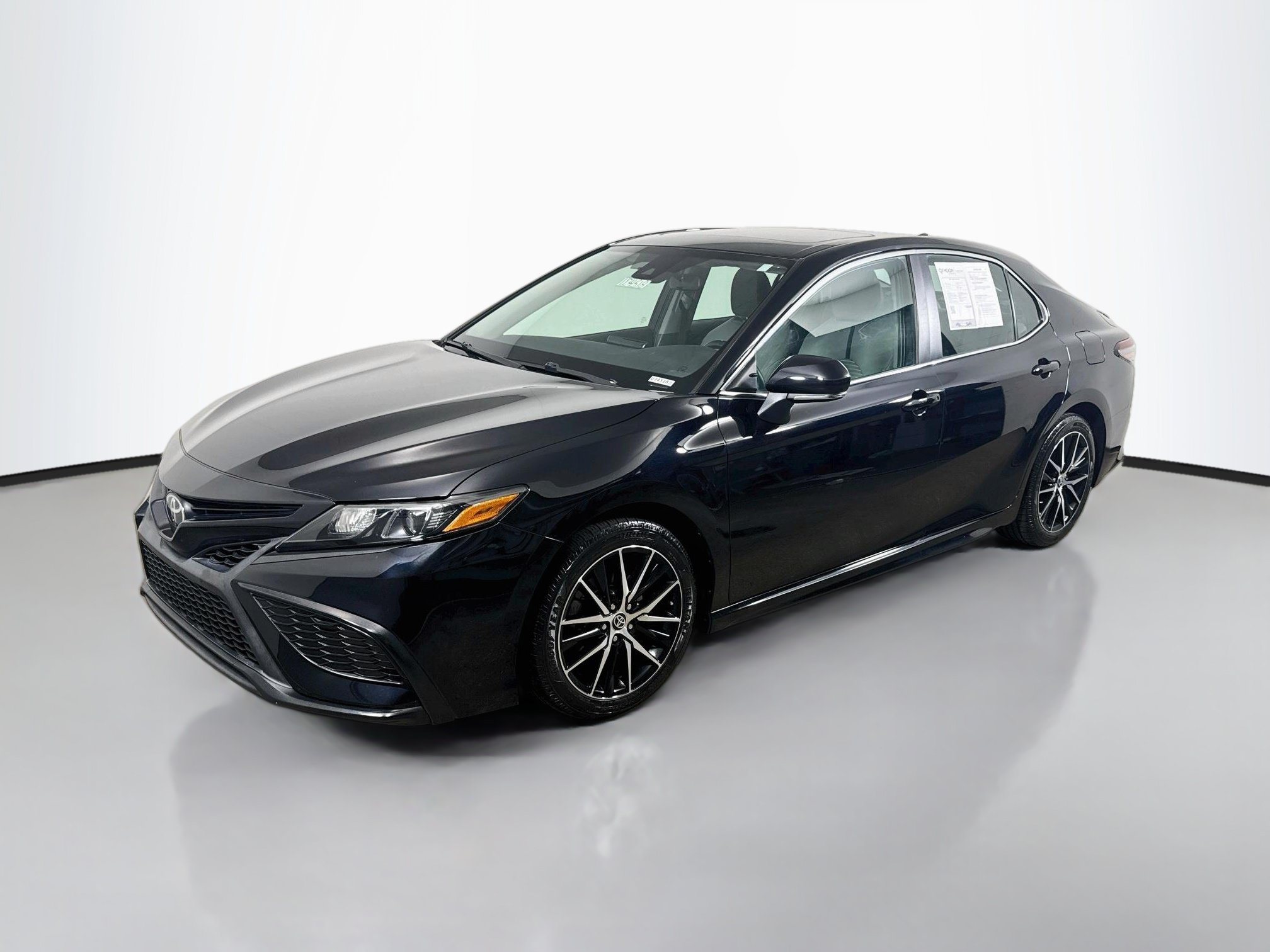 Used 2021 Toyota Camry SE FWD image 3
