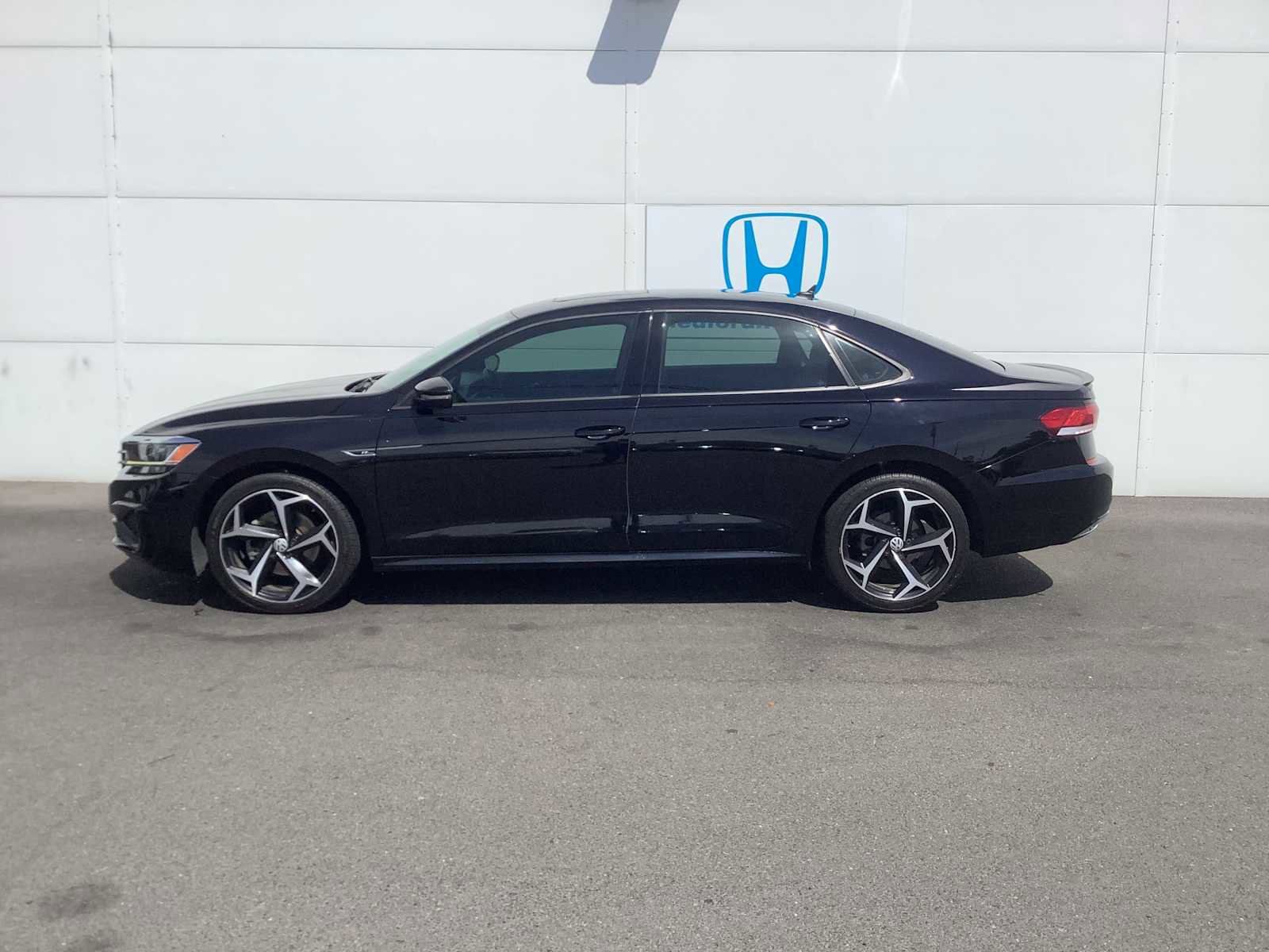 Used 2020 Volkswagen Passat 2.0T R-Line FWD image 2