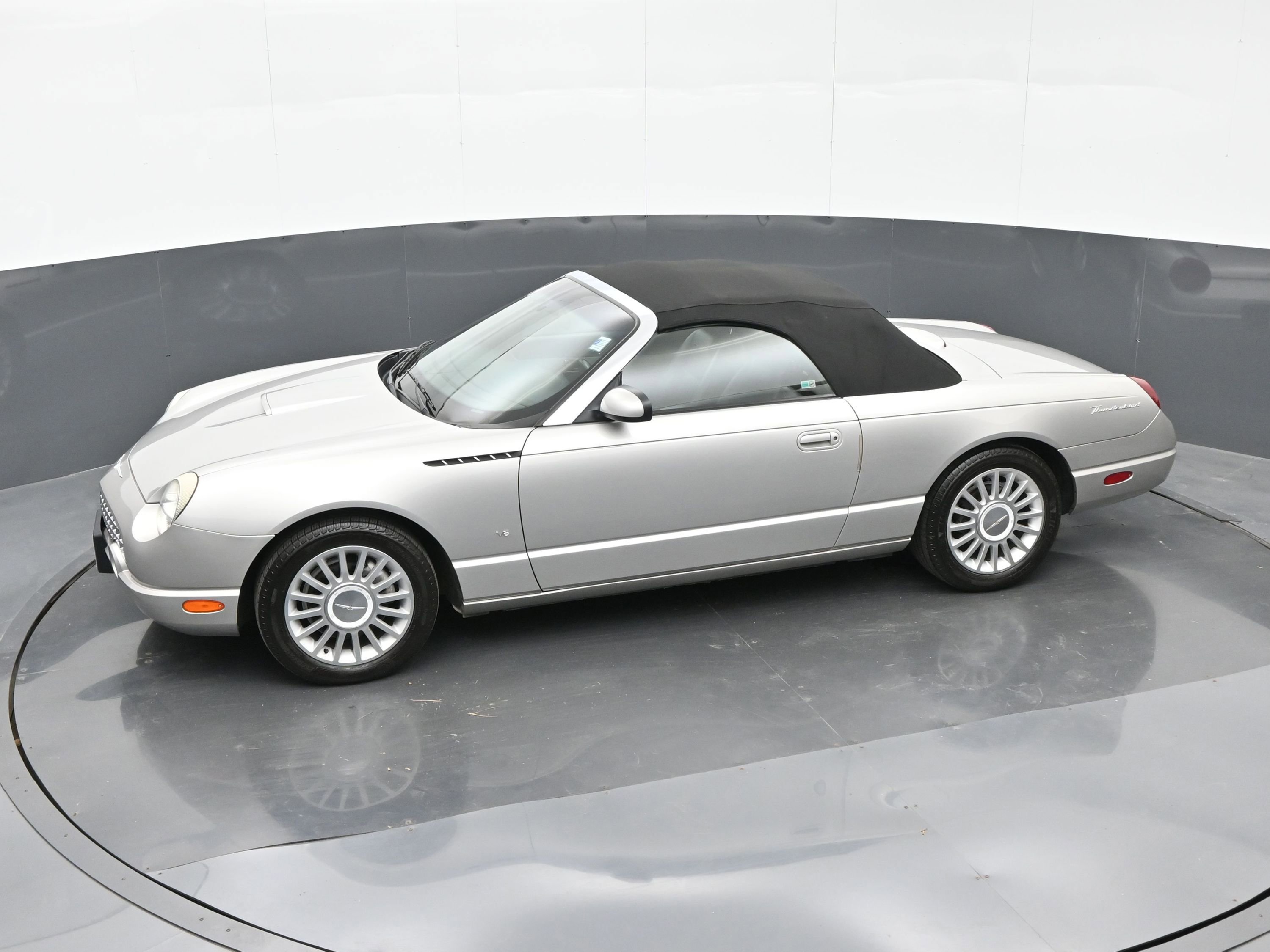 Used 2004 Ford Thunderbird Base image 23