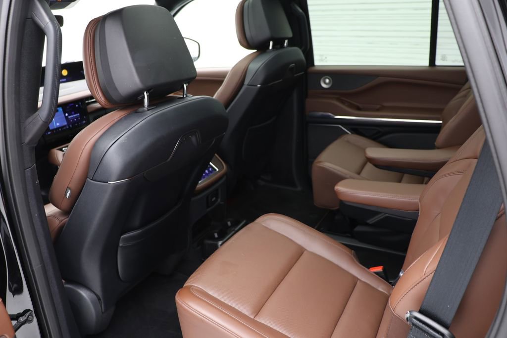 Used 2025 Lincoln Navigator Reserve AWD/4WD image 11
