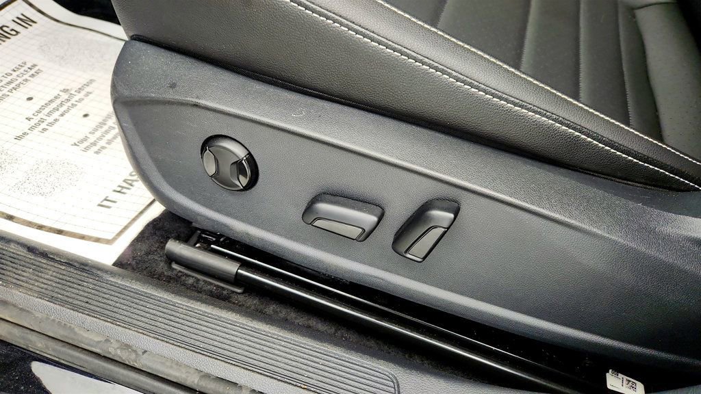 Used 2023 Volkswagen Jetta SE w/ Panoramic Sunroof Package image 11