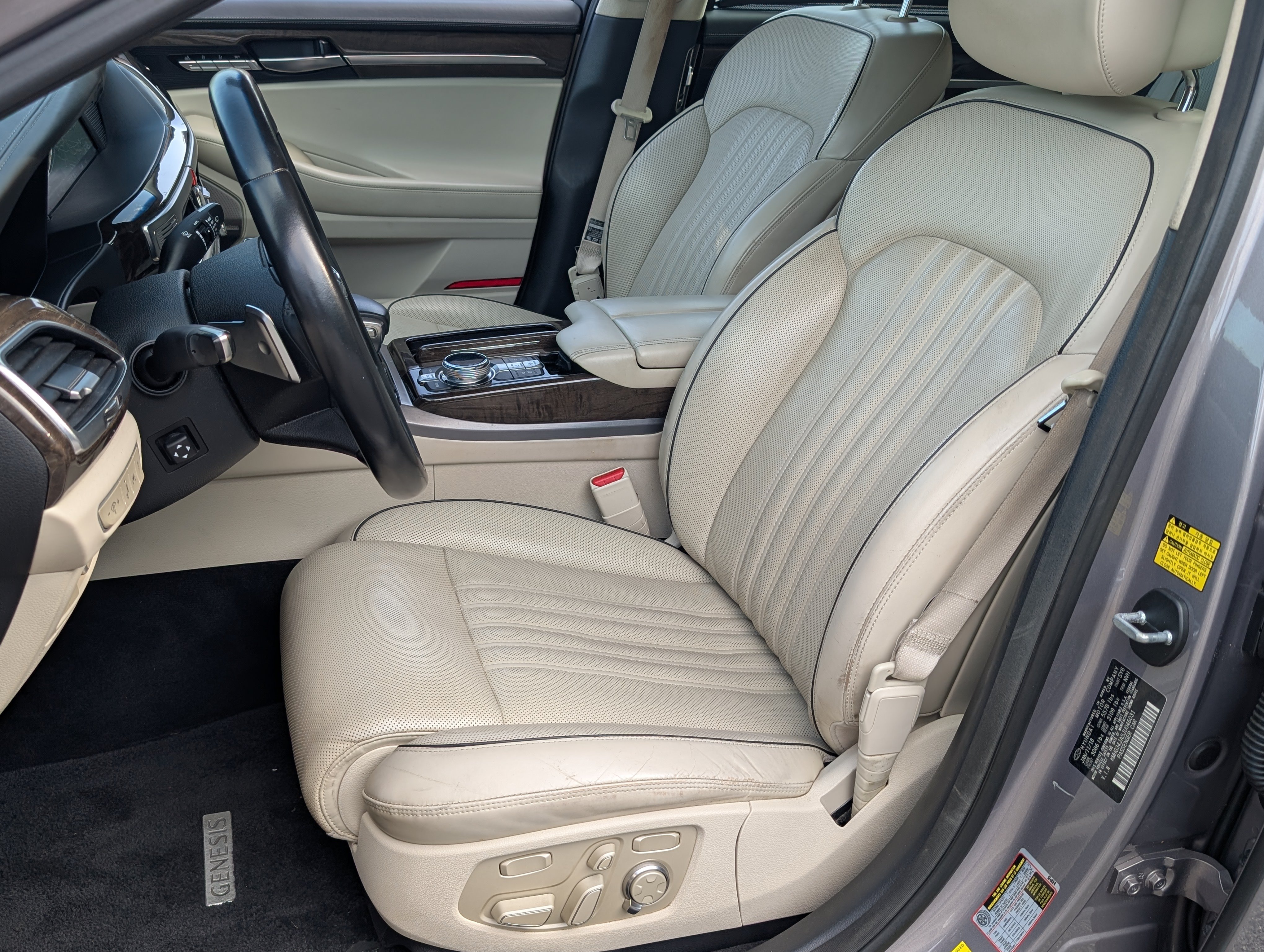 Used 2018 Genesis G90 3.3T Premium RWD image 15