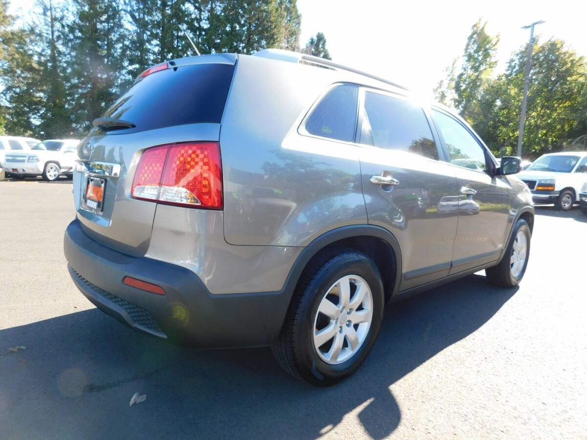 Used 2013 Kia Sorento LX image 2